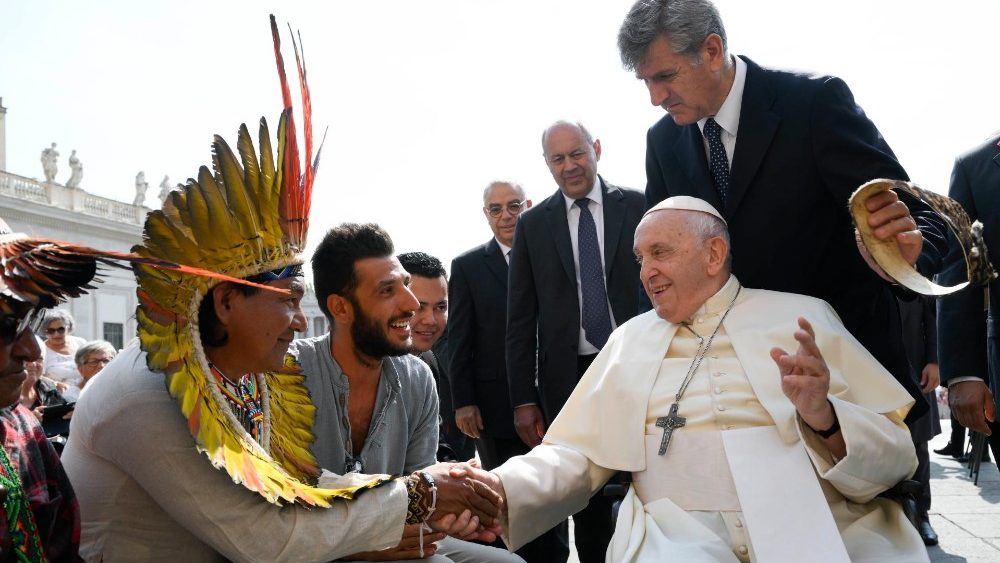 Audiência Geral: indígenas do povo Yawanawá, do Acre, encontram o Papa